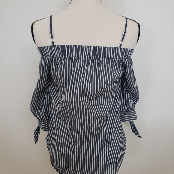 A Byer Cold Shoulder Gray and White Striped Top Sz S - Picture 6 of 9